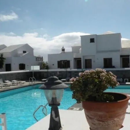 Hogar Palmera With Pool & Daire Playa Honda (Lanzarote)